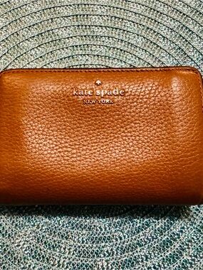 Kate Spade New York ♠️ VINTAGE Pebbled Leather Zip Wallet in Cognac
